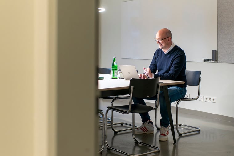 Bernhard Probst am Schreibtisch