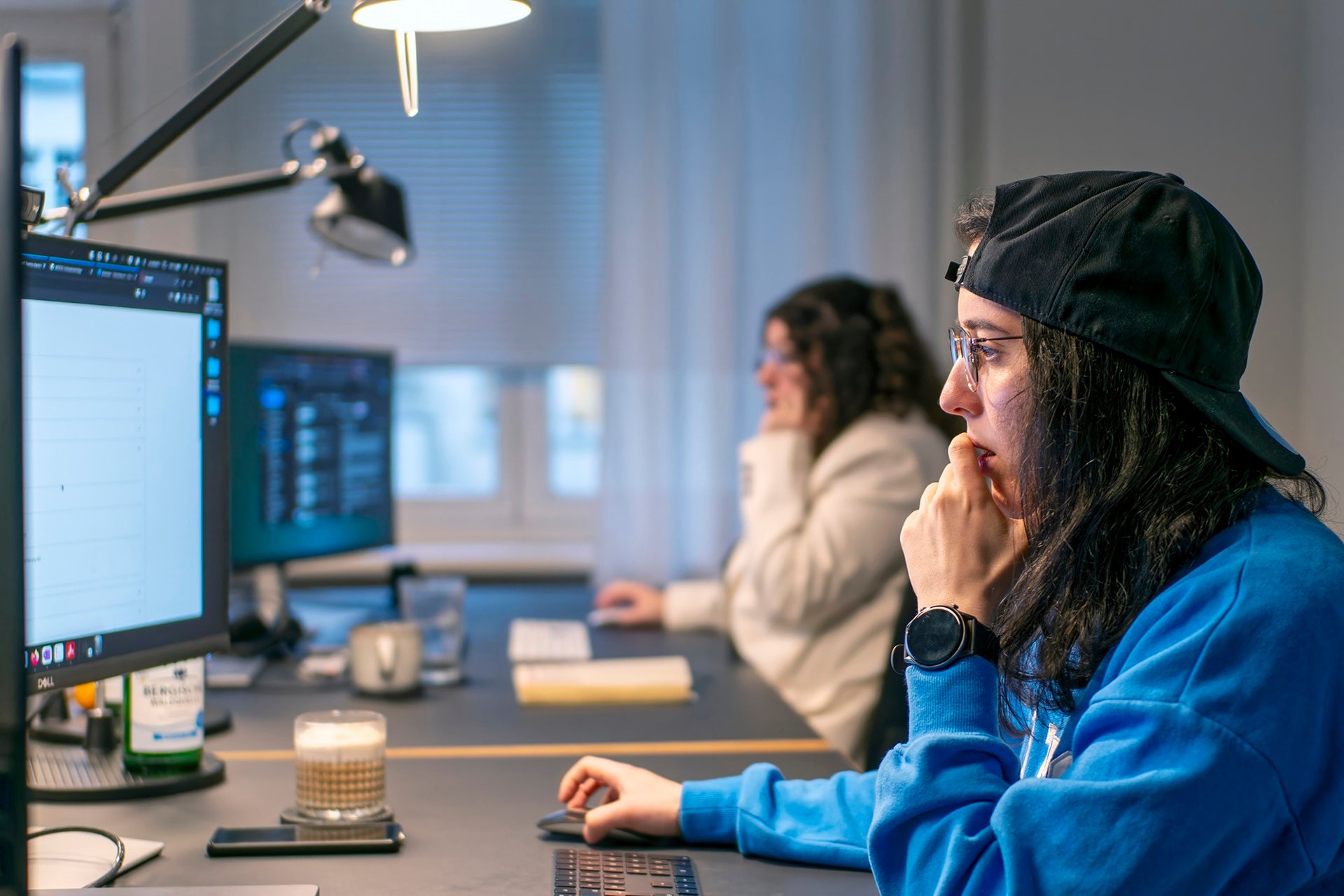 Frau am Computer auf der Suche nach einem geeigneten Passwort-Manager