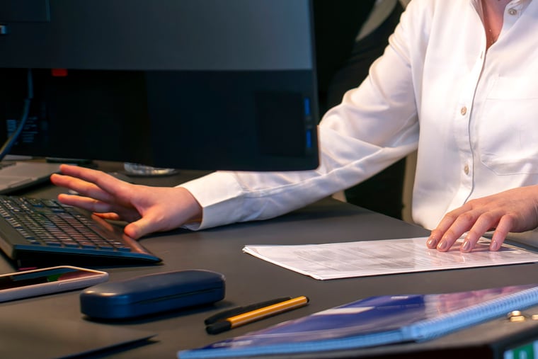 Frau in weißer Bluse arbeitet am Computer