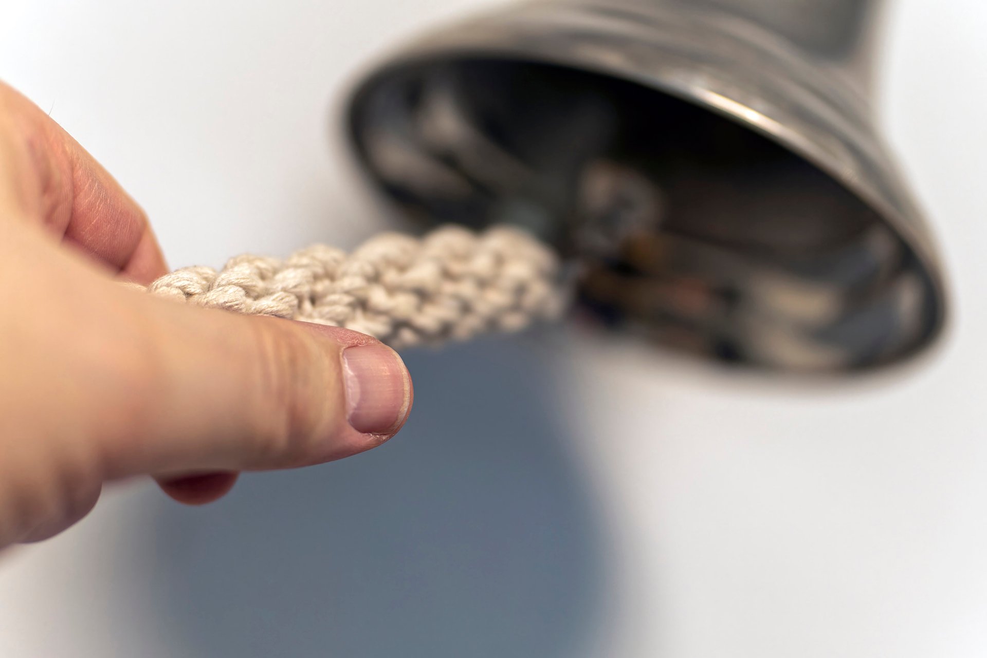 summarum_Eine Hand am Seil einer Glocke