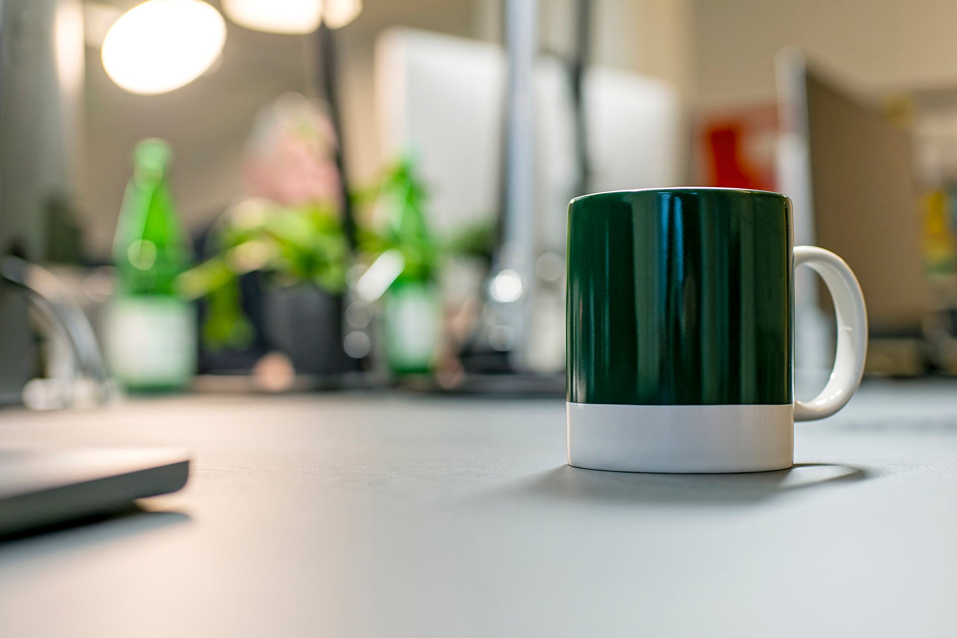 summarum_grüne Tasse auf dem Schreibtisch